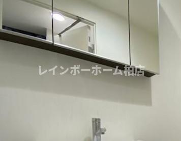 洗面設備　独立洗面化粧台が付いています