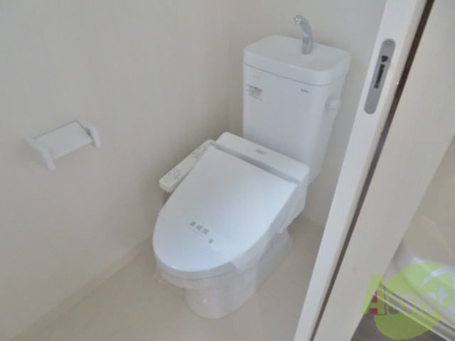 トイレ　トイレは温水洗浄付き。清潔に使えそうです。