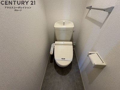 トイレ　温水洗浄便座付きのトイレです♪