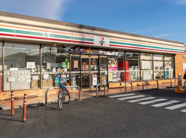 コンビニ　セブンイレブン 足立東伊興1丁目店（コンビニ）まで277m