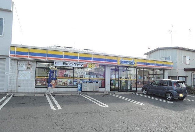 コンビニ　ミニストップ白銀５丁目店（コンビニ）まで750m