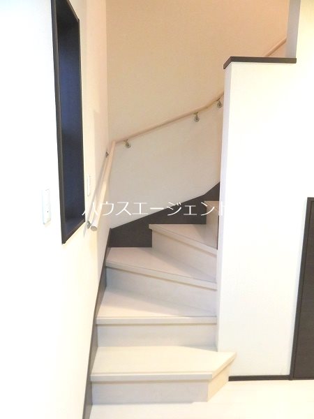 その他設備　2階に続く階段です。※参考画像