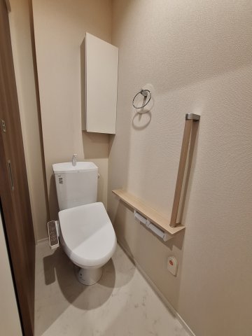 トイレ　手すり付きでつまづき防止/温水洗浄便座付き