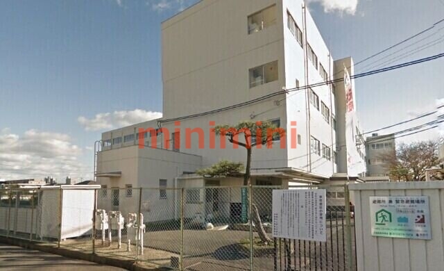 小学校　高槻市立真上小学校（小学校）まで672m