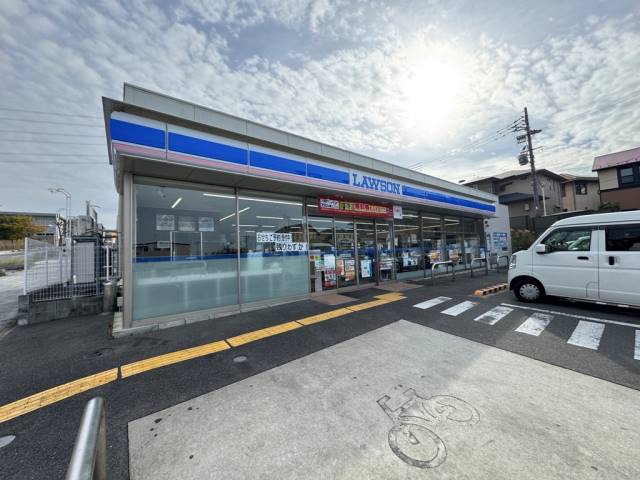 コンビニ　ローソン枚方津田山手一丁目店（コンビニ）まで556m