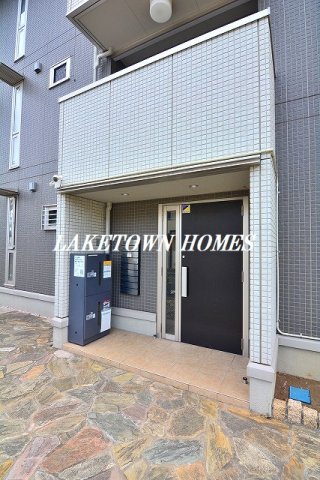 エントランス　オートロック付きのエントランスです。宅配ＢＯＸもあります。