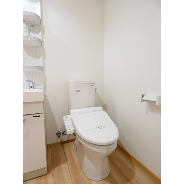 トイレ　（参考）他室の写真を使用しています。現況優先となります。