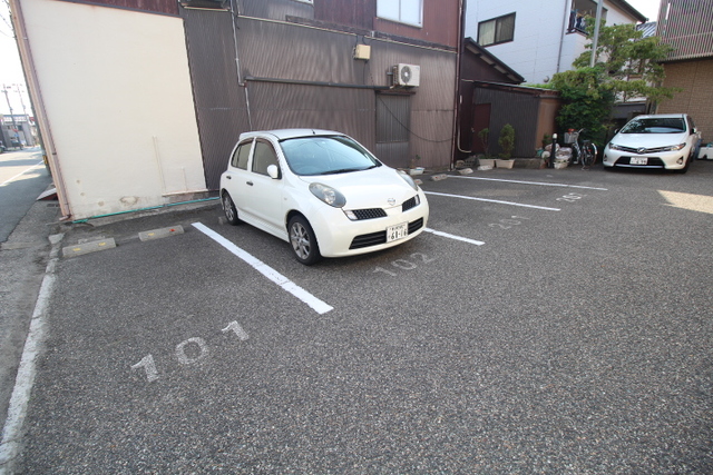 駐車場　各部屋毎に駐車スペース確保してます。