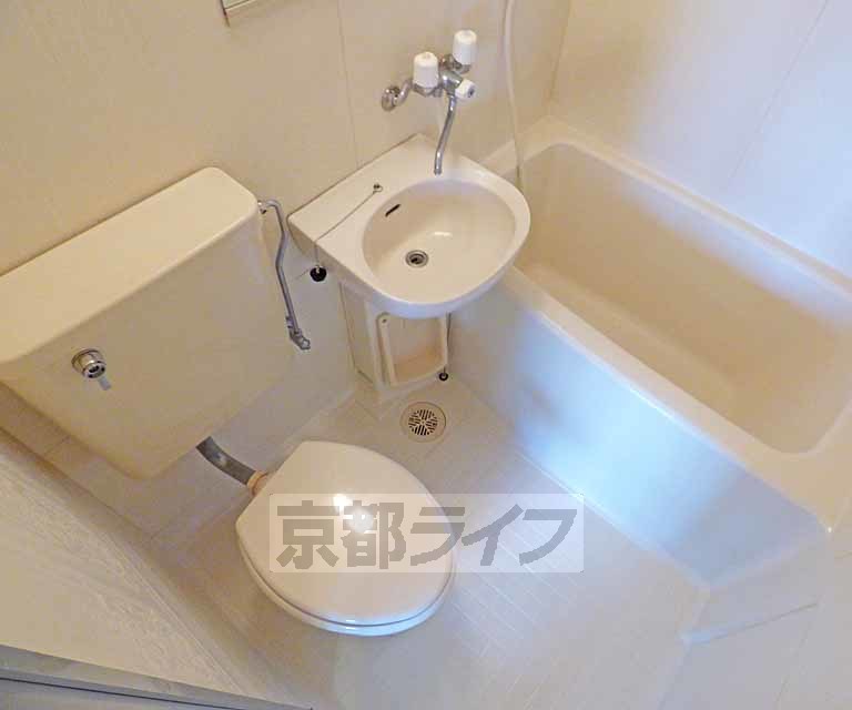 バス・シャワールーム　広々とした浴室です。