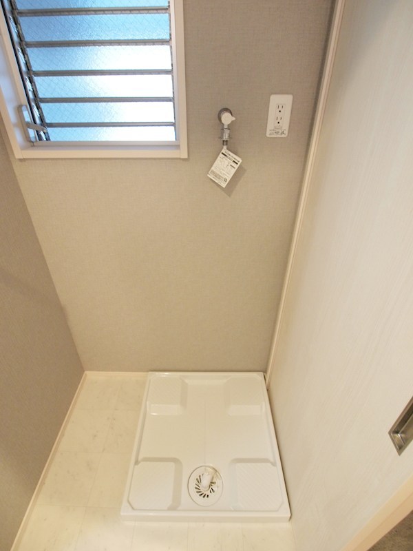 その他設備　洗濯機置き場に窓があり、湿気が溜まりにくいですね。GOOD。