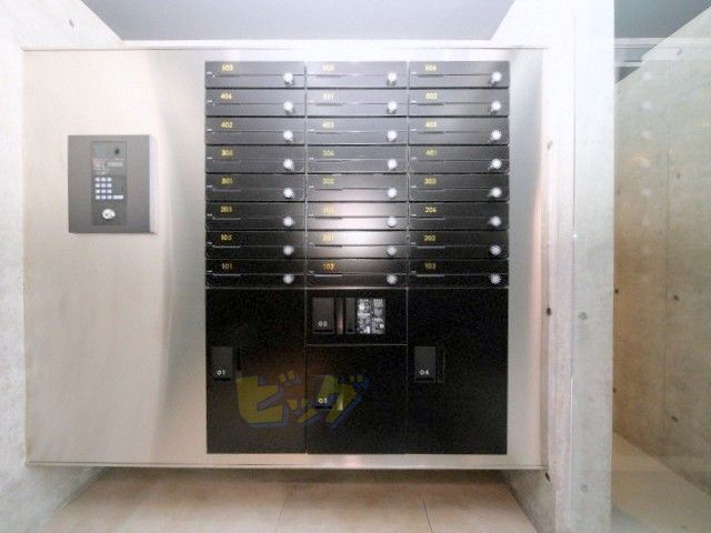エントランス　留守中でも荷物が受け取れて便利な宅配ＢＯＸ完備しています♪