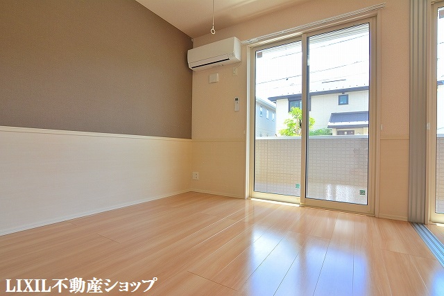 その他　南側５．２帖の洋室です。