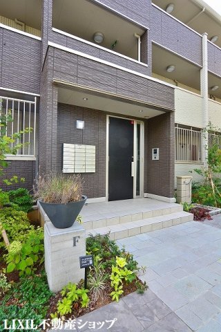 エントランス　オートロック機能付のエントランスです。