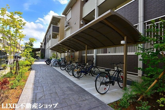その他共有部分　敷地内に屋根付きの駐輪場があります。