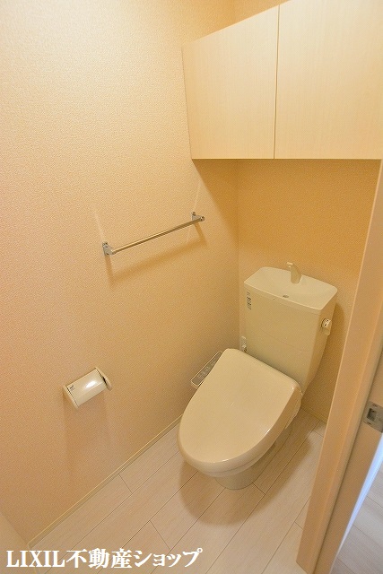 トイレ　上部に収納のある温水洗浄便座付のトイレです。