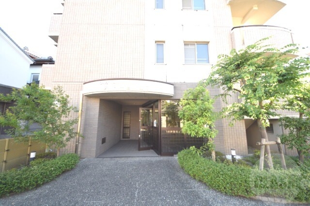 ロビー　タイル張りのしっかり外観