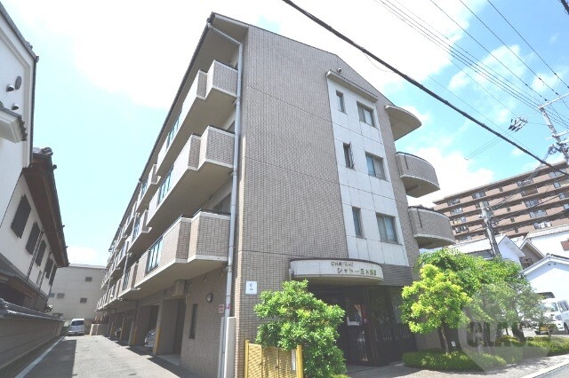 建物外観　タイル貼りの綺麗な外観