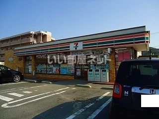 コンビニ　セブンイレブン東広島駅前店（コンビニ）まで584m