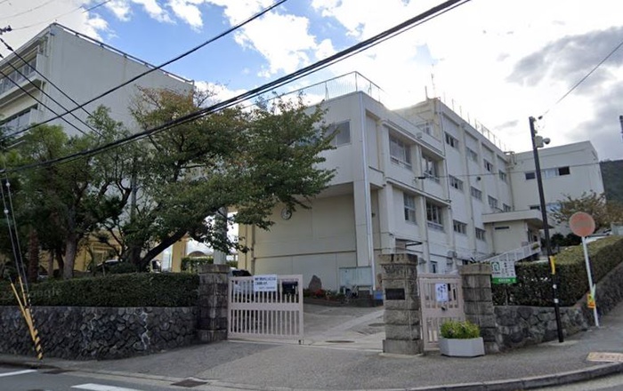 中学校　宝梅中学校（中学校）まで50m