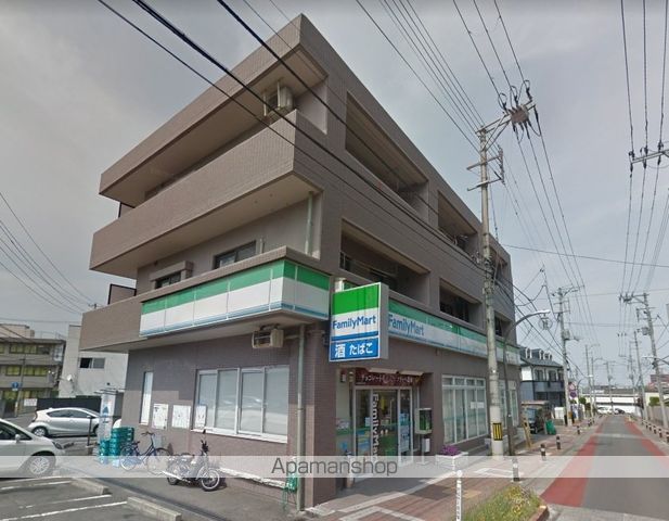 コンビニ　ファミリーマート（コンビニ）まで124m