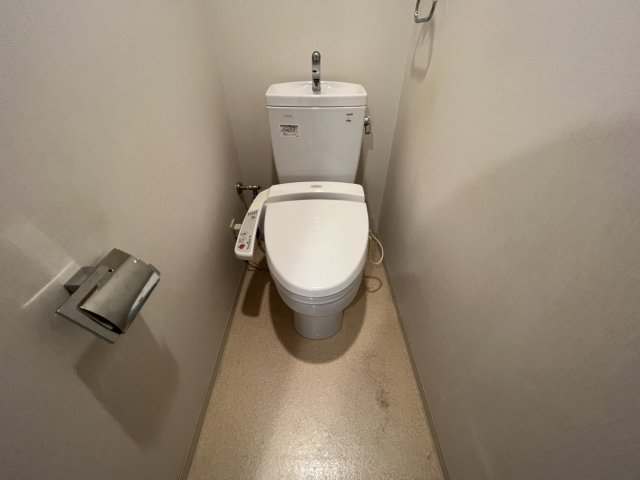 トイレ　温水洗浄便座付きのトイレです♪