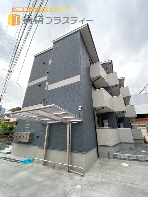建物外観　おっと、こんなところに築浅物件が！
