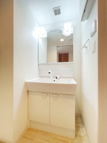 洗面設備　独立洗面台あり、毎朝おしゃれに忙しい女性の方におすすめです