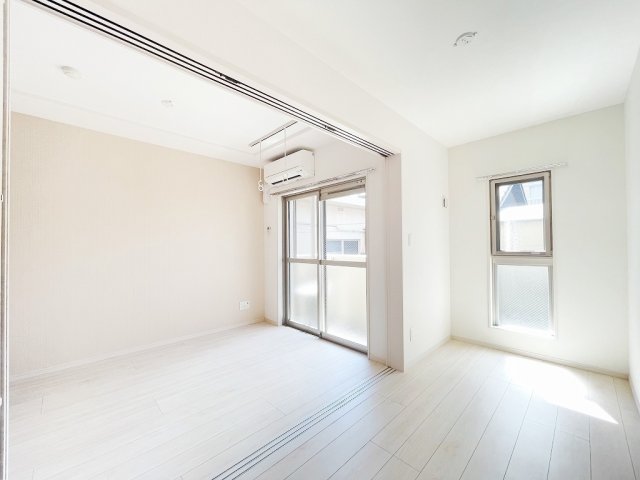 その他部屋・スペース　開放的な寝室です