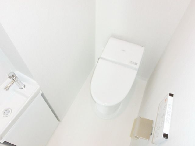 トイレ　★洗面台とウォシュレット付のトイレです★