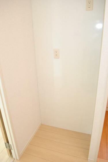 キッチン　冷蔵庫置場（同タイプ１０２号室の写真です）
