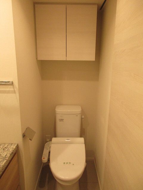 トイレ　落ち着いた色調のトイレです
