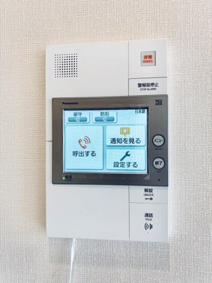 セキュリティ　★モニター付きインターホンで来訪者の顔を確認できます
