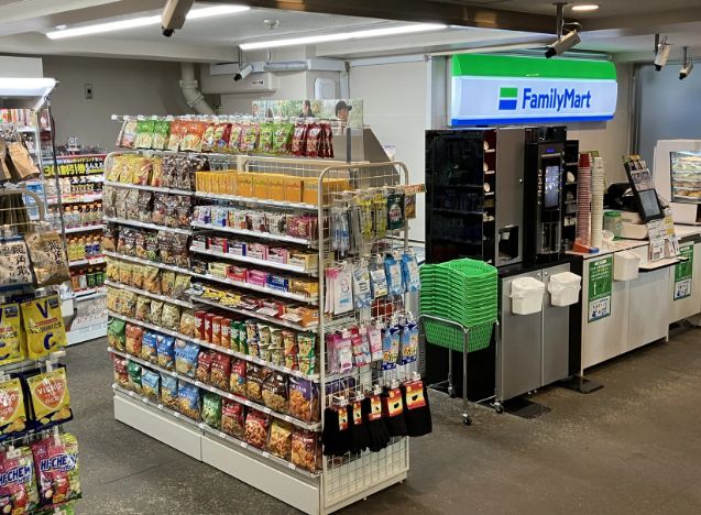 コンビニ　ファミリーマート明治神宮外苑／S店（コンビニ）まで380m
