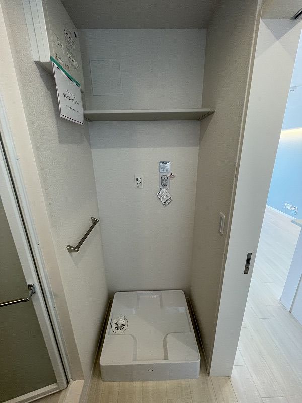 その他　洗面所内、シャンプードレッサー横にある室内洗濯機置き場です♪