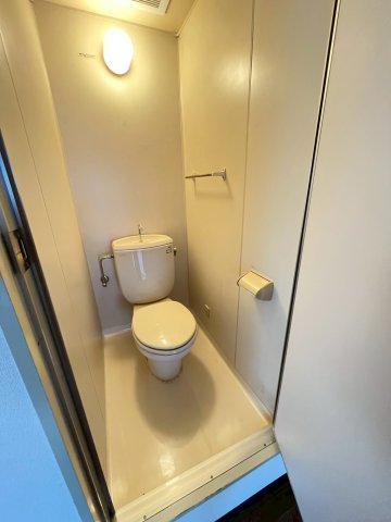 トイレ　別号室の写真です。ご参考までに