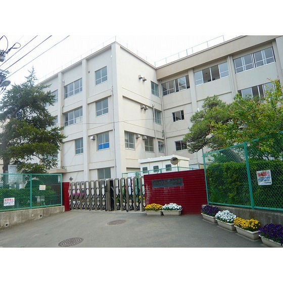 中学校　仙台市立七北田中学校（中学校）まで674m