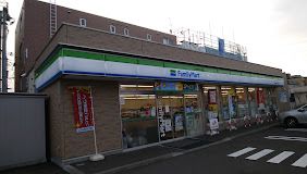 コンビニ　ファミリーマート札幌南郷15丁目店（コンビニ）まで65m