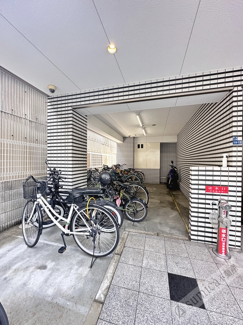 駐車場　駐輪場は屋根付きで安心♪