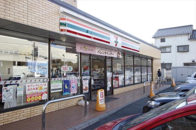 コンビニ　セブンイレブン（コンビニ）まで587m