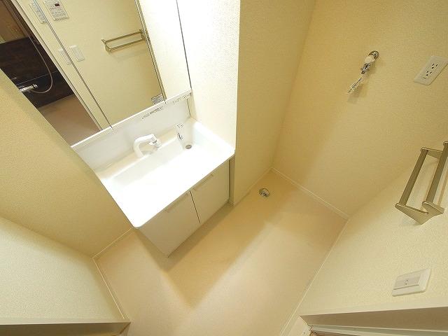 洗面設備　独立洗面台、朝の身支度には欠かせません
