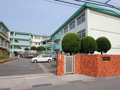 小学校　折尾西小学校（小学校）まで669m
