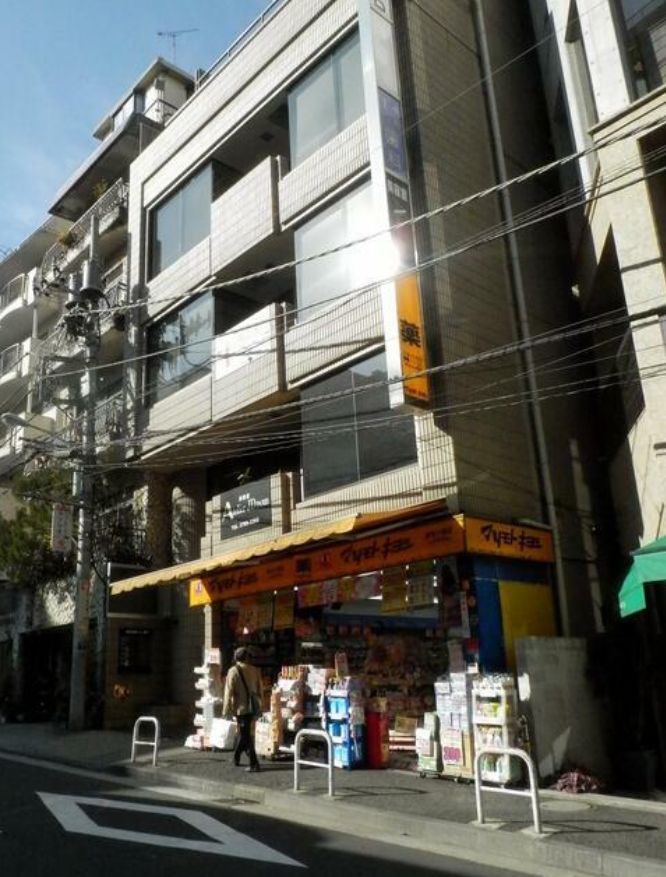 ドラックストア　マツモトキヨシ麻布十番店（ドラッグストア）まで215m