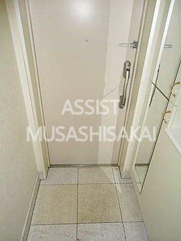 玄関　写真：設備同仕様の別物件です