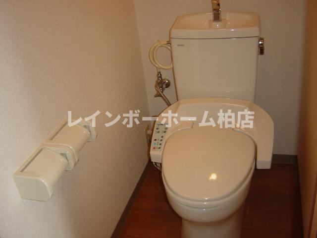 トイレ　落ち着いた色調のトイレです