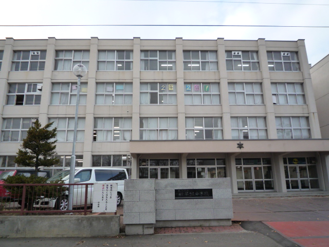 中学校　札幌市立新琴似中学校（中学校）まで599m