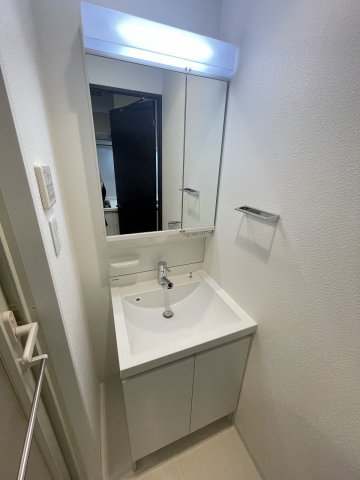 洗面設備　明るい洗面所です