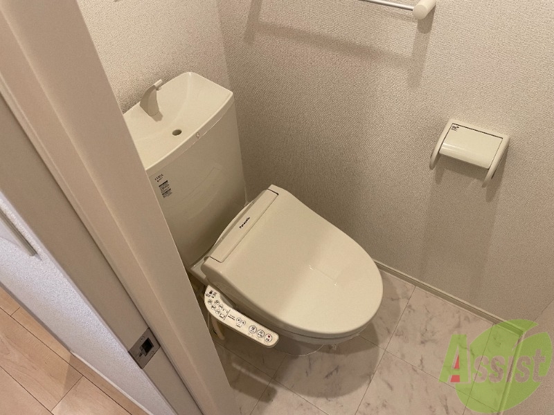 トイレ　温水洗浄便座なので快適に使用できそうですね。