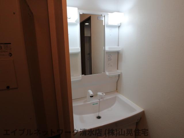 洗面設備　ゆったりとスペースのある洗面所