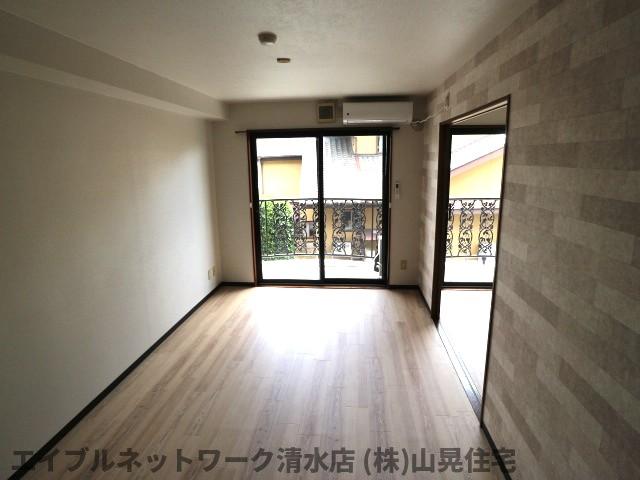 居室・リビング　こちらの居間で趣味の時間をお楽しみください