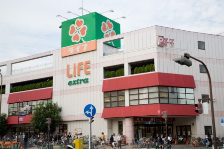 スーパー　ライフ 千川駅前店（スーパー）まで690m